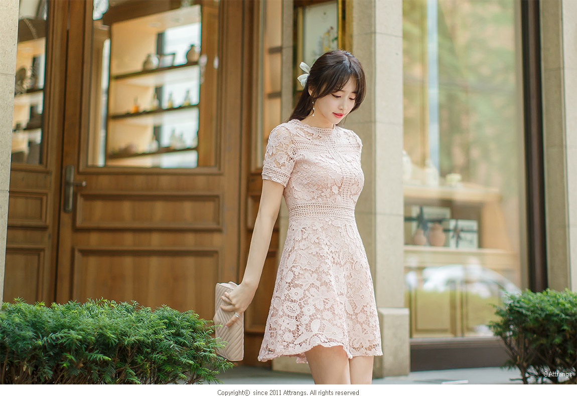 【韩国直邮】ATTRANGS 蕾丝碎花修身连衣裙 粉色 均码